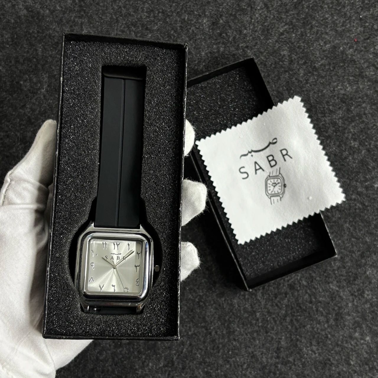 Luxury Watch With Rubber Strap - SABR – montre à chiffres arabes